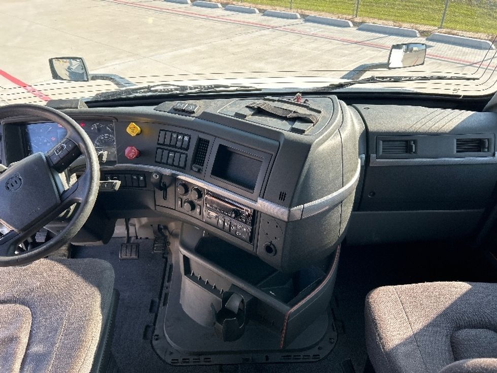 Sleeper Tractor-Heavy Duty Tractors-Volvo-2019-VNL42760-Katy-TX-538,676\n\t\tmiles-$ 57,000 - Image 11
