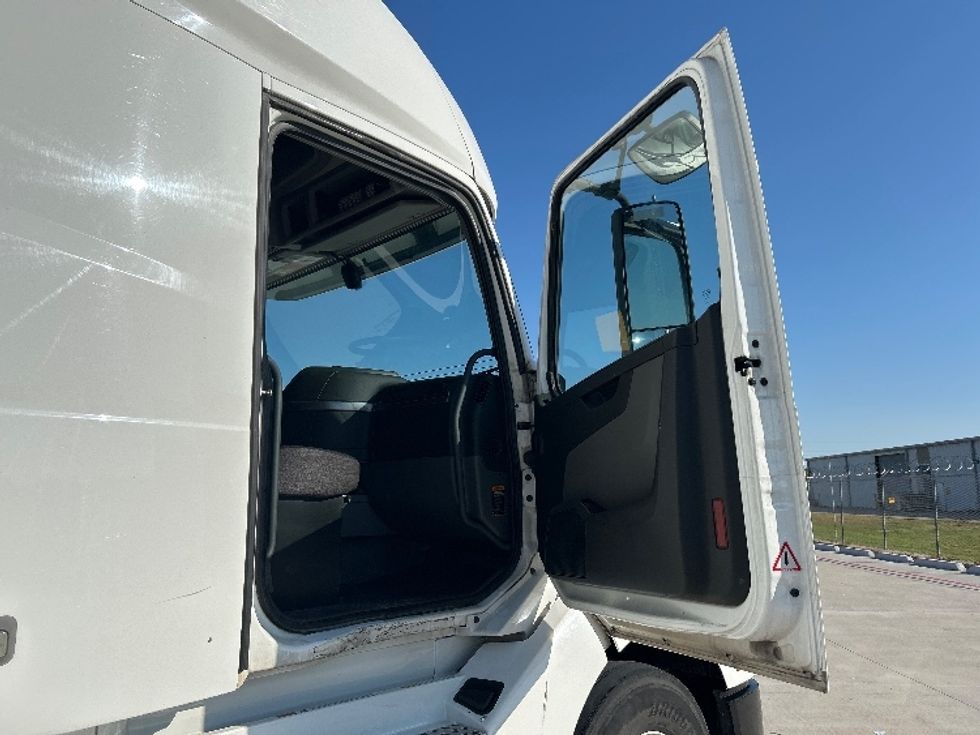 Sleeper Tractor-Heavy Duty Tractors-Volvo-2019-VNL42760-Katy-TX-538,676\n\t\tmiles-$ 57,000 - Image 12