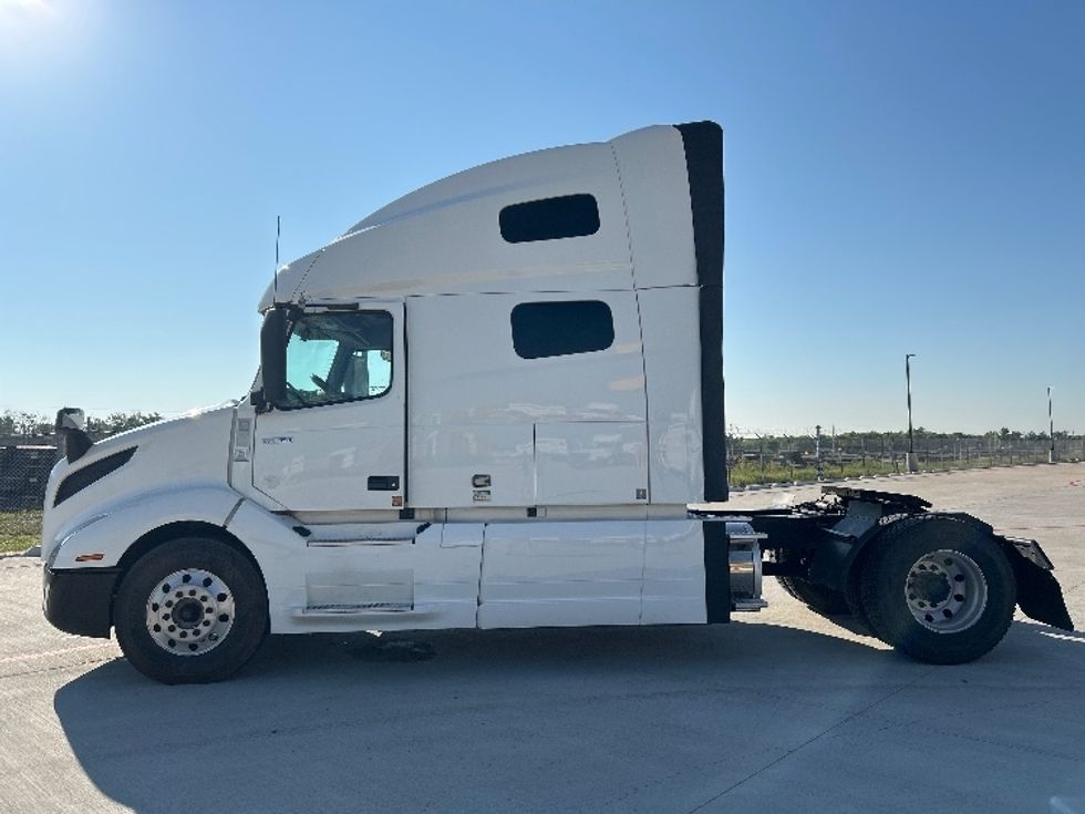 Sleeper Tractor-Heavy Duty Tractors-Volvo-2019-VNL42760-Katy-TX-538,676\n\t\tmiles-$ 57,000 - Image 3