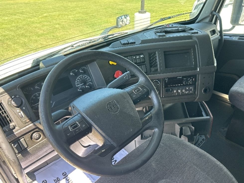 Sleeper Tractor-Heavy Duty Tractors-Volvo-2019-VNL42760-Katy-TX-538,676\n\t\tmiles-$ 57,000 - Image 9