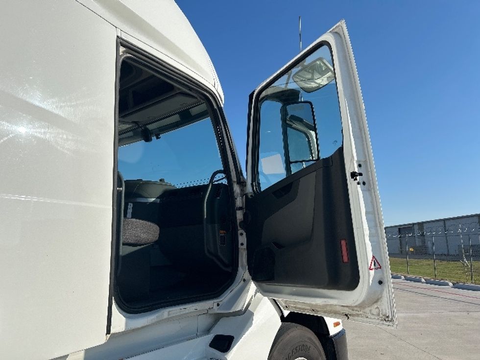 Sleeper Tractor-Heavy Duty Tractors-Volvo-2019-VNL42760-Katy-TX-571,470\n\t\tmiles-$ 54,500 - Image 12