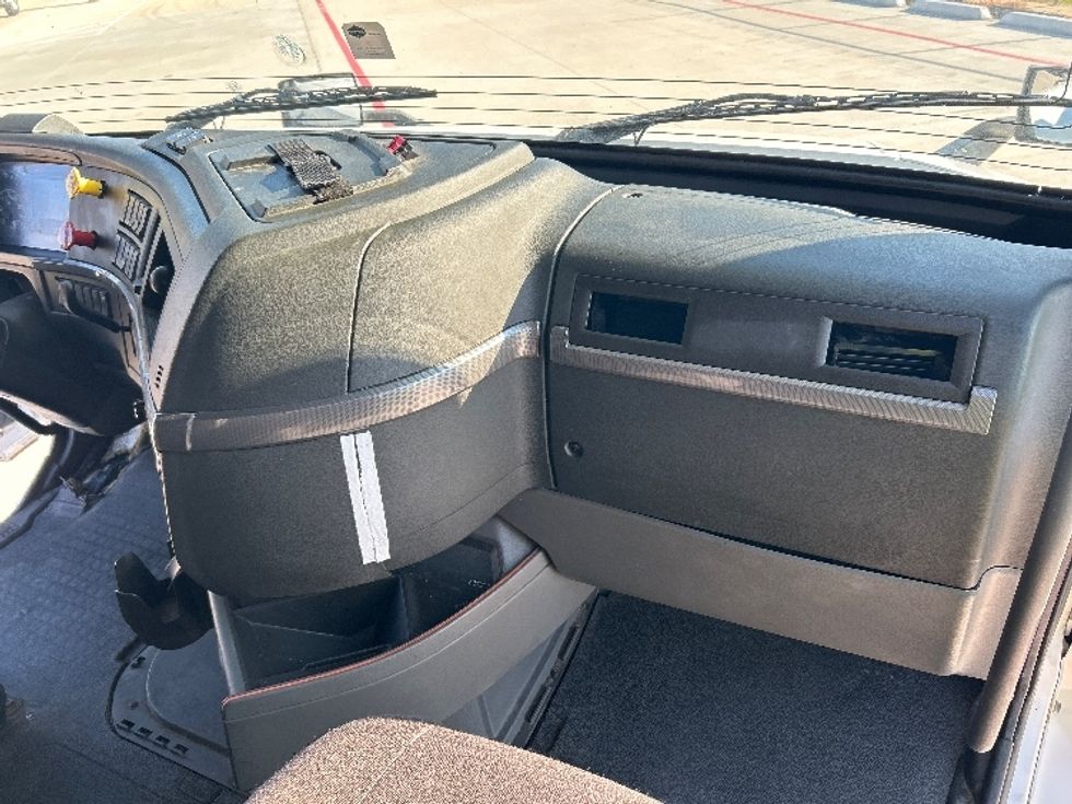 Sleeper Tractor-Heavy Duty Tractors-Volvo-2019-VNL42760-Katy-TX-571,470\n\t\tmiles-$ 54,500 - Image 13