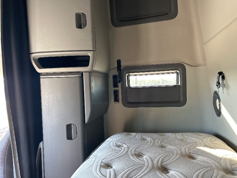 Sleeper Tractor-Heavy Duty Tractors-Volvo-2019-VNL42760-Katy-TX-571,470\n\t\tmiles-$ 54,500 - Image 18