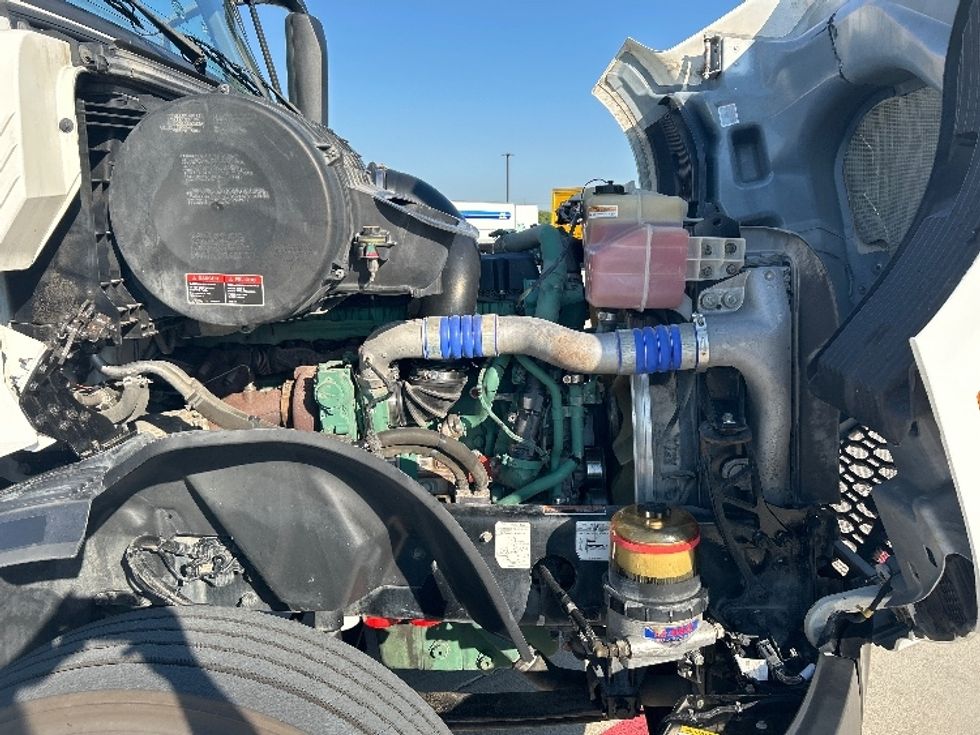Sleeper Tractor-Heavy Duty Tractors-Volvo-2019-VNL42760-Katy-TX-571,470\n\t\tmiles-$ 54,500 - Image 19