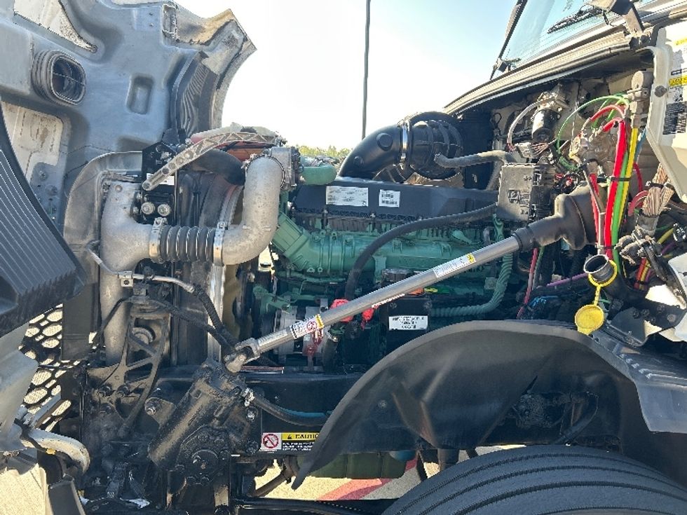 Sleeper Tractor-Heavy Duty Tractors-Volvo-2019-VNL42760-Katy-TX-571,470\n\t\tmiles-$ 54,500 - Image 20