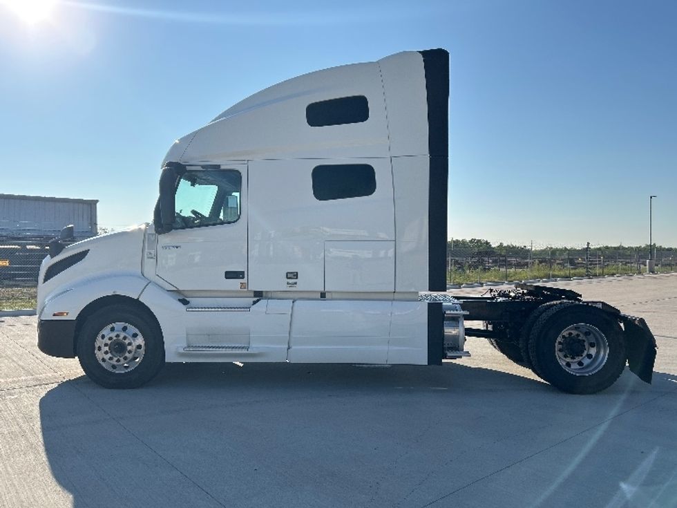 Sleeper Tractor-Heavy Duty Tractors-Volvo-2019-VNL42760-Katy-TX-571,470\n\t\tmiles-$ 54,500 - Image 4