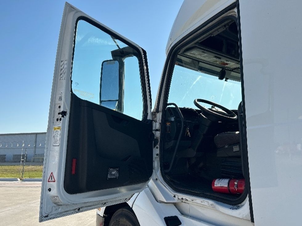Sleeper Tractor-Heavy Duty Tractors-Volvo-2019-VNL42760-Katy-TX-571,470\n\t\tmiles-$ 54,500 - Image 9