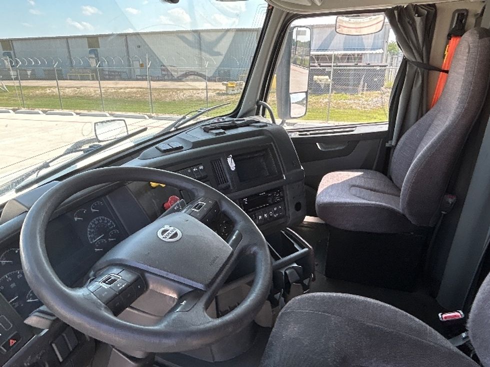Sleeper Tractor-Heavy Duty Tractors-Volvo-2019-VNL42760-Katy-TX-653,555\n\t\tmiles-$ 49,000 - Image 10