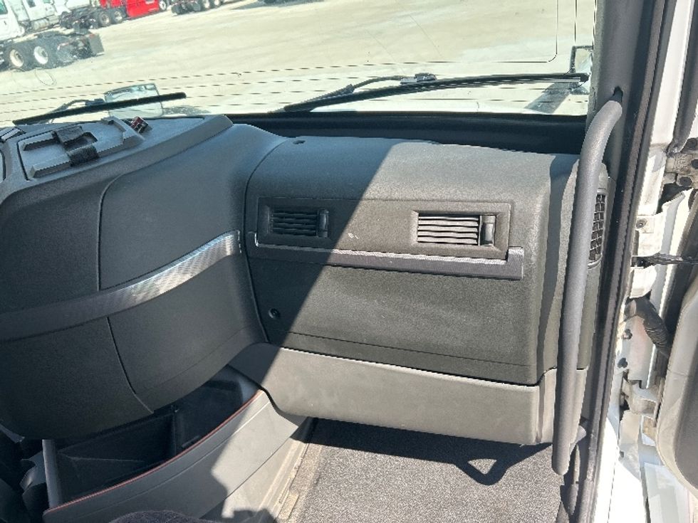 Sleeper Tractor-Heavy Duty Tractors-Volvo-2019-VNL42760-Katy-TX-653,555\n\t\tmiles-$ 49,000 - Image 14