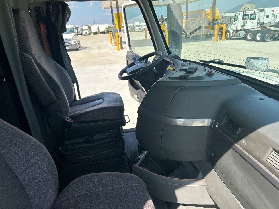 Sleeper Tractor-Heavy Duty Tractors-Volvo-2019-VNL42760-Katy-TX-653,555\n\t\tmiles-$ 49,000 - Image 15