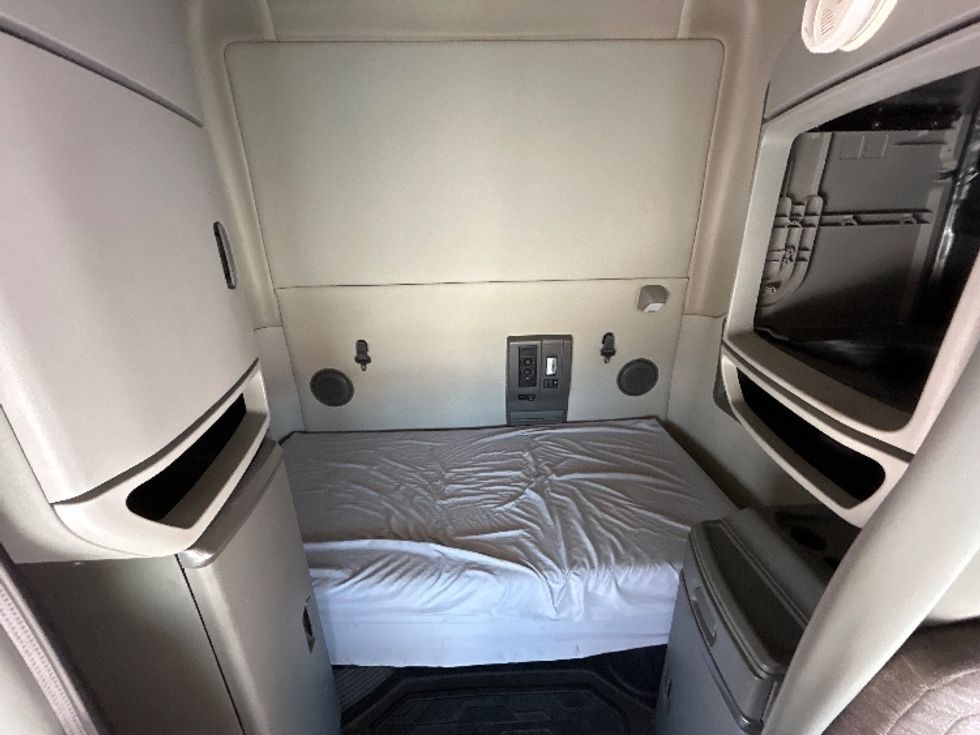 Sleeper Tractor-Heavy Duty Tractors-Volvo-2019-VNL42760-Katy-TX-653,555\n\t\tmiles-$ 49,000 - Image 16