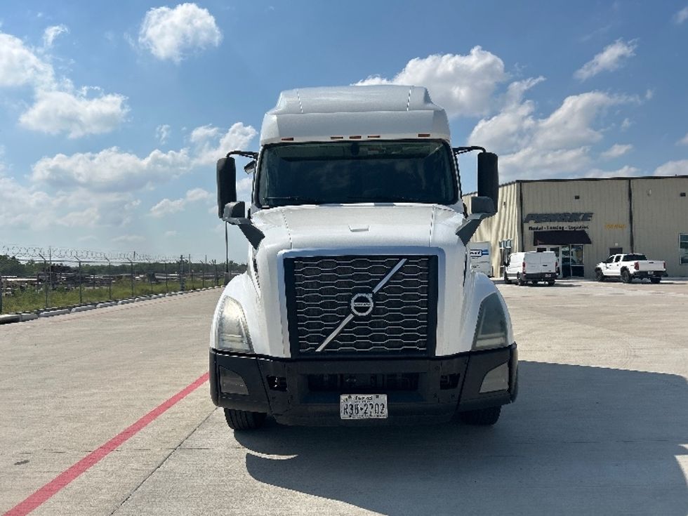 2019 Volvo Truck VNL photo 2