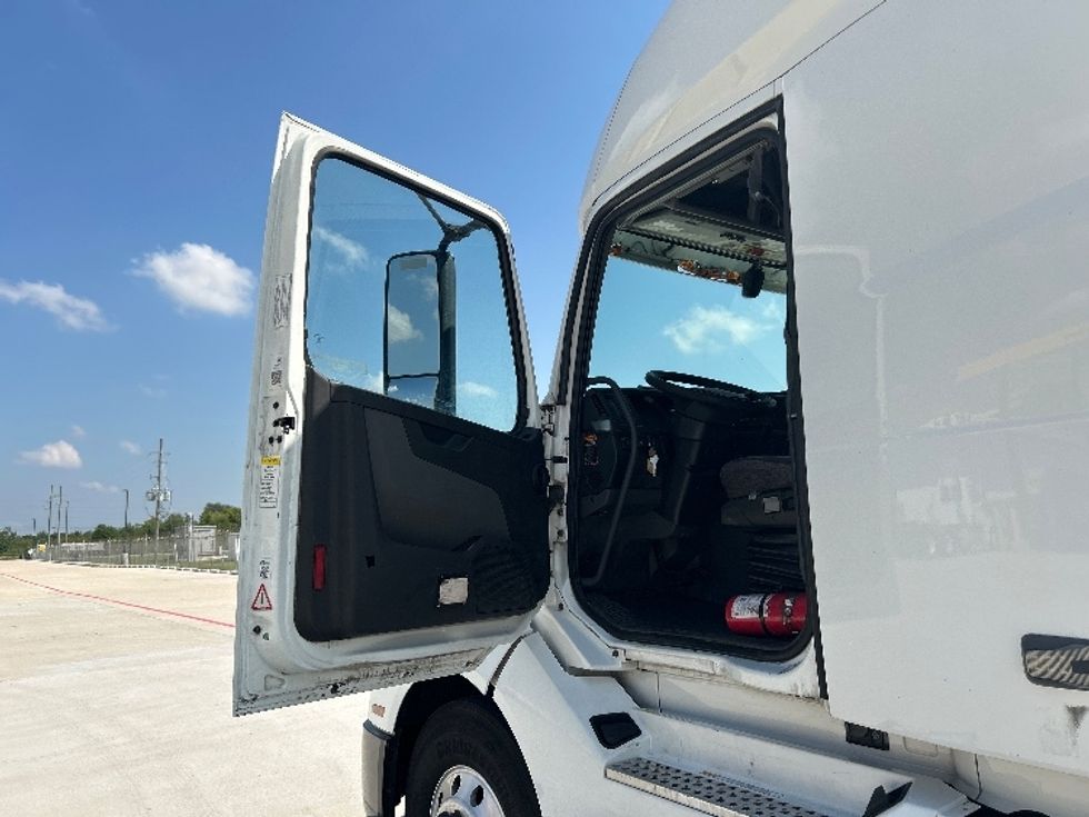 Sleeper Tractor-Heavy Duty Tractors-Volvo-2019-VNL42760-Katy-TX-653,555\n\t\tmiles-$ 49,000 - Image 9