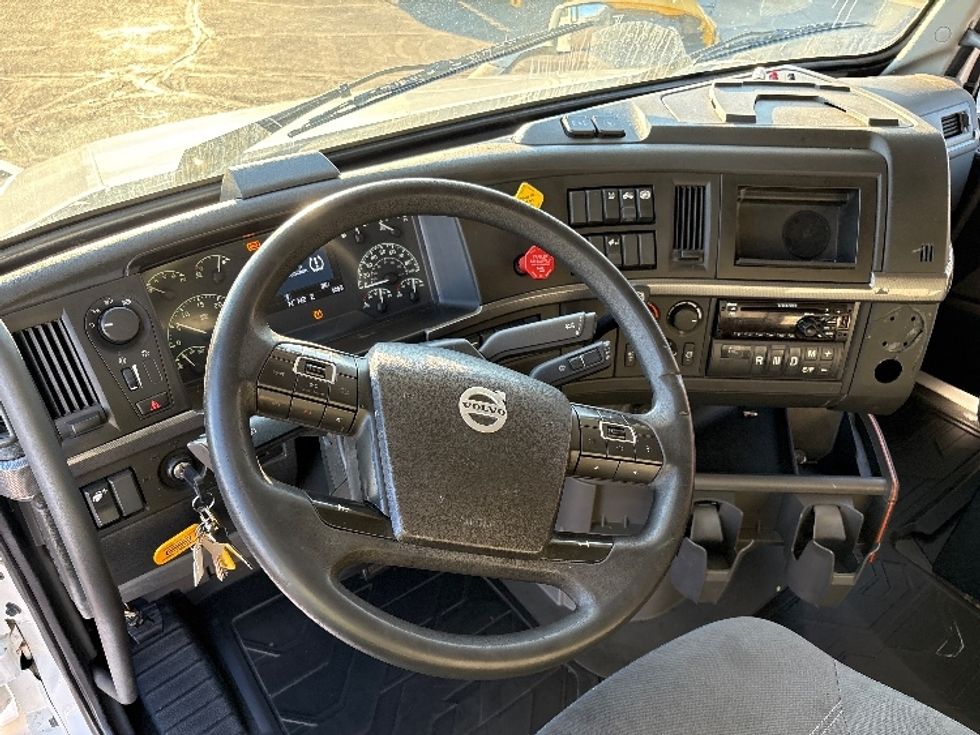 Sleeper Tractor-Heavy Duty Tractors-Volvo-2019-VNL42760-Phoenix-AZ-596,527\n\t\tmiles-$ 51,750 - Image 10