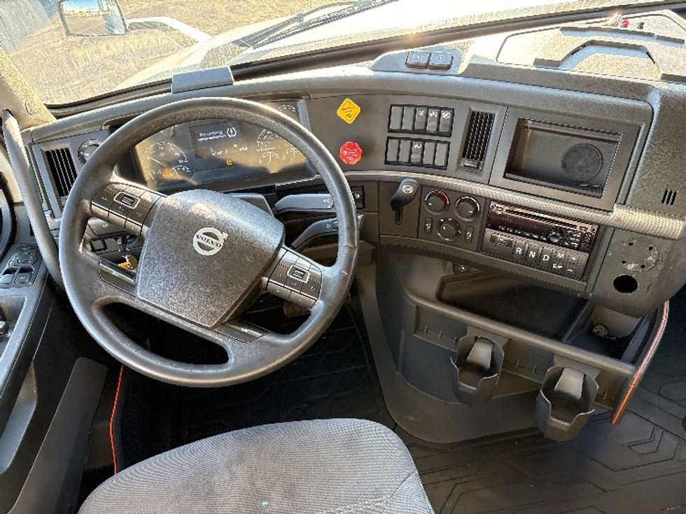 Sleeper Tractor-Heavy Duty Tractors-Volvo-2019-VNL42760-Phoenix-AZ-596,527\n\t\tmiles-$ 51,750 - Image 11