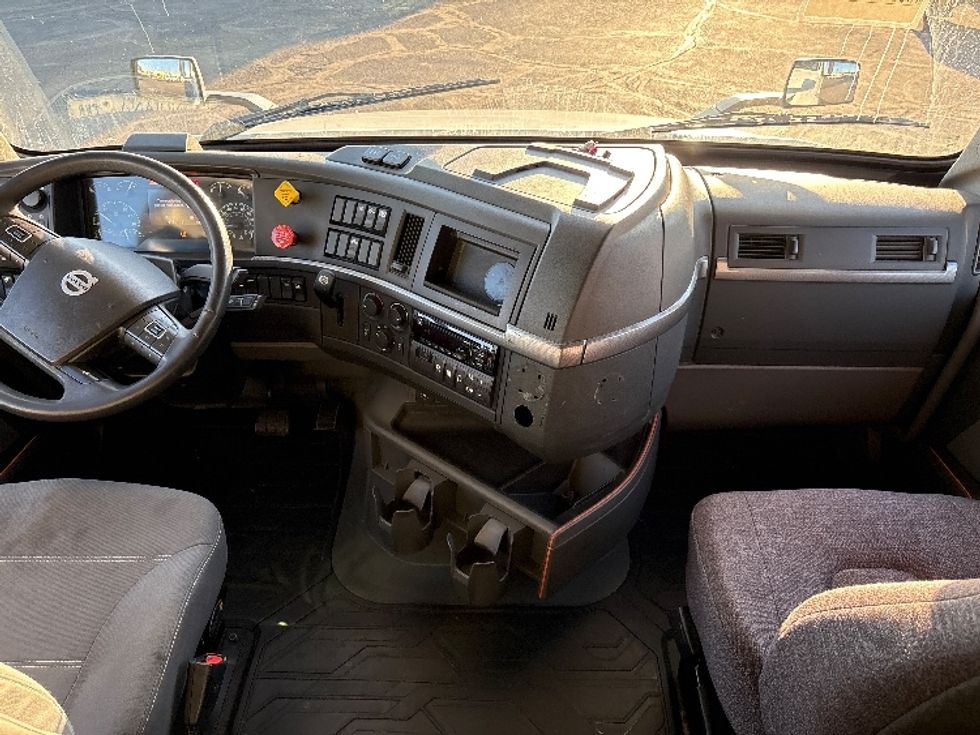 Sleeper Tractor-Heavy Duty Tractors-Volvo-2019-VNL42760-Phoenix-AZ-596,527\n\t\tmiles-$ 51,750 - Image 12