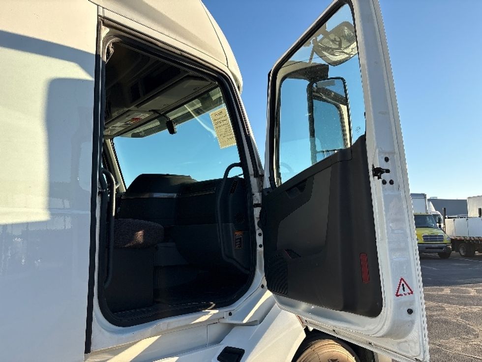 Sleeper Tractor-Heavy Duty Tractors-Volvo-2019-VNL42760-Phoenix-AZ-596,527\n\t\tmiles-$ 51,750 - Image 13