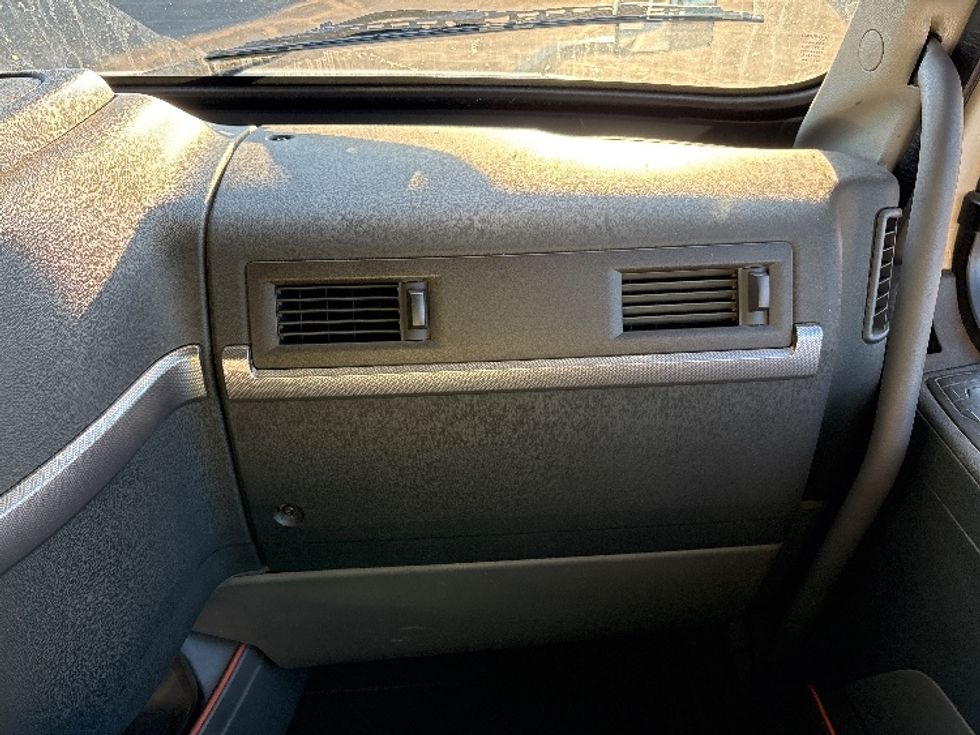 Sleeper Tractor-Heavy Duty Tractors-Volvo-2019-VNL42760-Phoenix-AZ-596,527\n\t\tmiles-$ 51,750 - Image 14