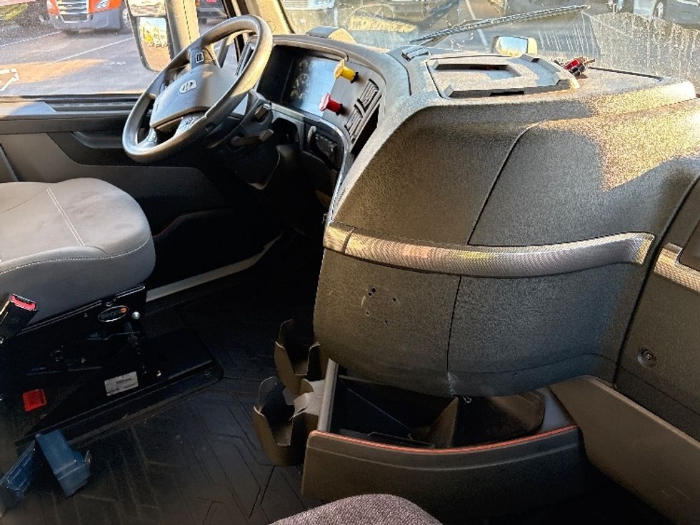 Sleeper Tractor-Heavy Duty Tractors-Volvo-2019-VNL42760-Phoenix-AZ-596,527\n\t\tmiles-$ 51,750 - Image 15