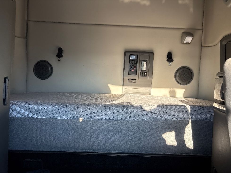 Sleeper Tractor-Heavy Duty Tractors-Volvo-2019-VNL42760-Phoenix-AZ-596,527\n\t\tmiles-$ 51,750 - Image 16