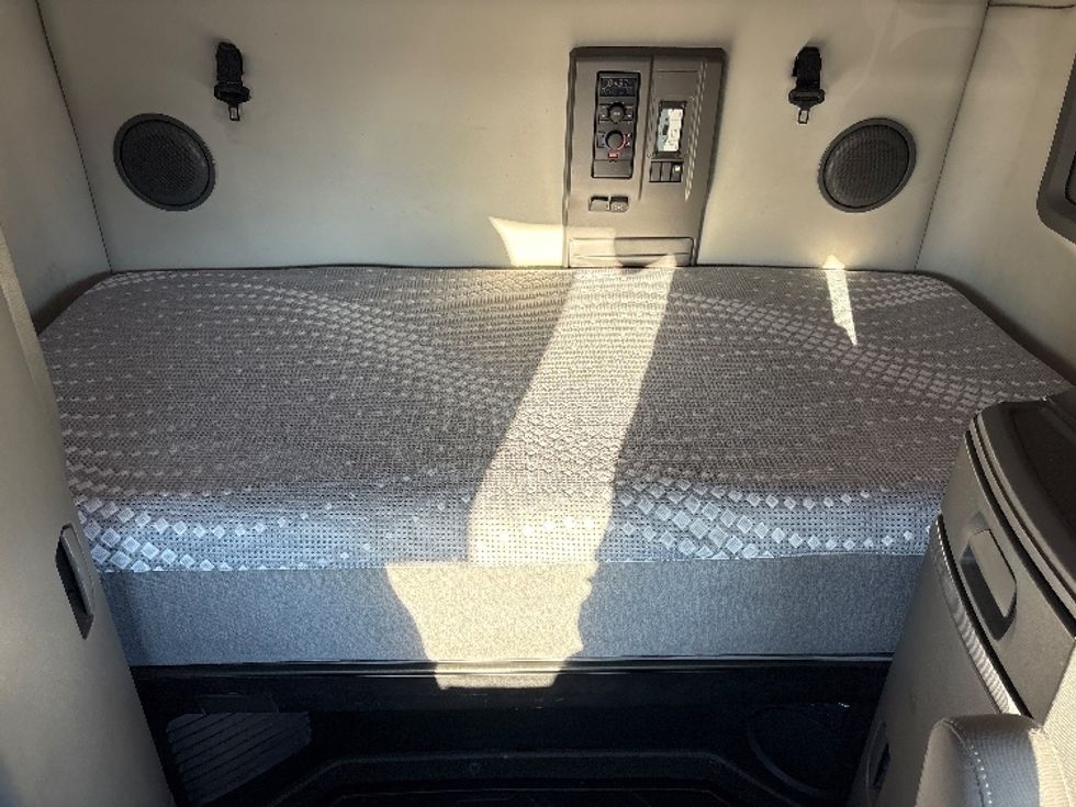 Sleeper Tractor-Heavy Duty Tractors-Volvo-2019-VNL42760-Phoenix-AZ-596,527\n\t\tmiles-$ 51,750 - Image 17