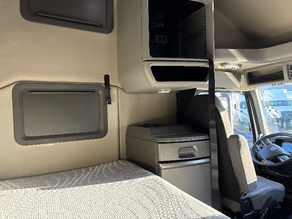 Sleeper Tractor-Heavy Duty Tractors-Volvo-2019-VNL42760-Phoenix-AZ-596,527\n\t\tmiles-$ 51,750 - Image 18