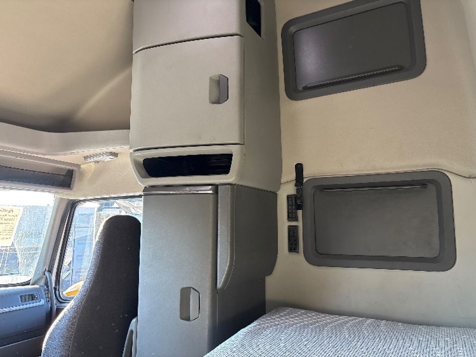 Sleeper Tractor-Heavy Duty Tractors-Volvo-2019-VNL42760-Phoenix-AZ-596,527\n\t\tmiles-$ 51,750 - Image 19