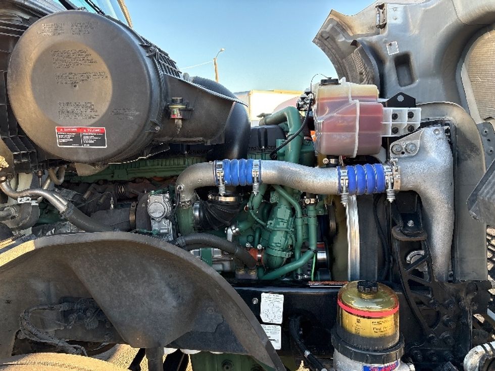 Sleeper Tractor-Heavy Duty Tractors-Volvo-2019-VNL42760-Phoenix-AZ-596,527\n\t\tmiles-$ 51,750 - Image 20