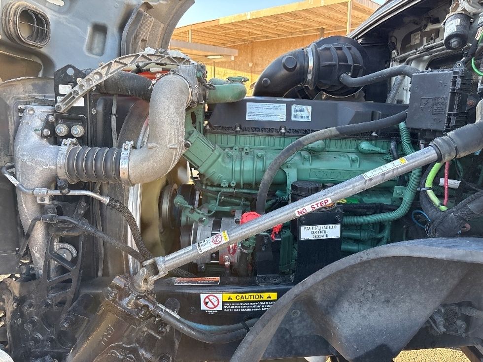 Sleeper Tractor-Heavy Duty Tractors-Volvo-2019-VNL42760-Phoenix-AZ-596,527\n\t\tmiles-$ 51,750 - Image 21