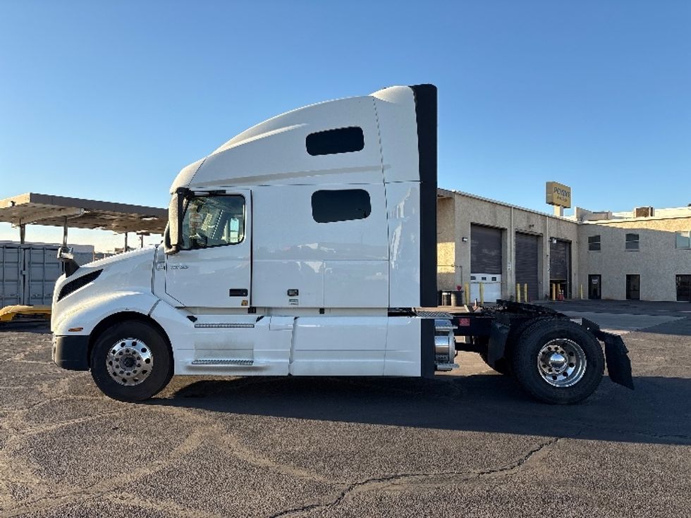 Sleeper Tractor-Heavy Duty Tractors-Volvo-2019-VNL42760-Phoenix-AZ-596,527\n\t\tmiles-$ 51,750 - Image 4