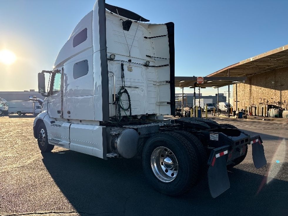 Sleeper Tractor-Heavy Duty Tractors-Volvo-2019-VNL42760-Phoenix-AZ-596,527\n\t\tmiles-$ 51,750 - Image 5