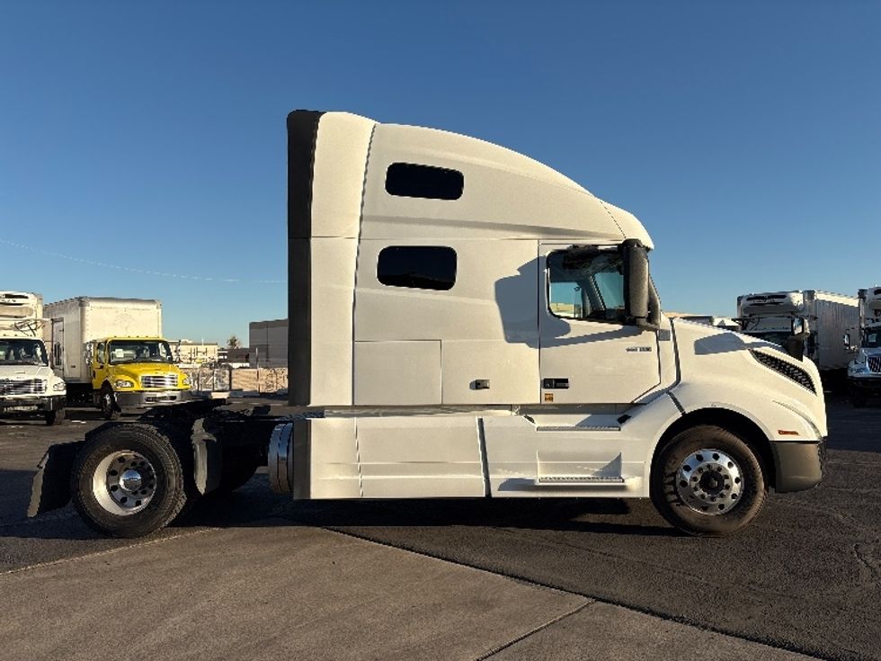 Sleeper Tractor-Heavy Duty Tractors-Volvo-2019-VNL42760-Phoenix-AZ-596,527\n\t\tmiles-$ 51,750 - Image 8