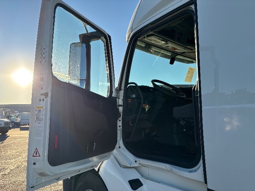 Sleeper Tractor-Heavy Duty Tractors-Volvo-2019-VNL42760-Phoenix-AZ-596,527\n\t\tmiles-$ 51,750 - Image 9