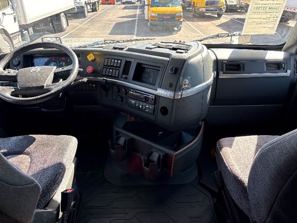Sleeper Tractor-Heavy Duty Tractors-Volvo-2019-VNL42760-Phoenix-AZ-653,157\n\t\tmiles-$ 48,000 - Image 12