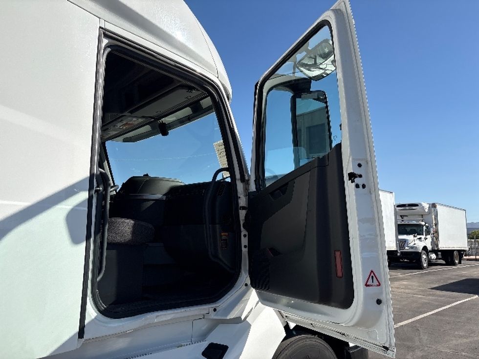 Sleeper Tractor-Heavy Duty Tractors-Volvo-2019-VNL42760-Phoenix-AZ-653,157\n\t\tmiles-$ 48,000 - Image 13