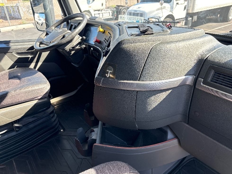 Sleeper Tractor-Heavy Duty Tractors-Volvo-2019-VNL42760-Phoenix-AZ-653,157\n\t\tmiles-$ 48,000 - Image 15