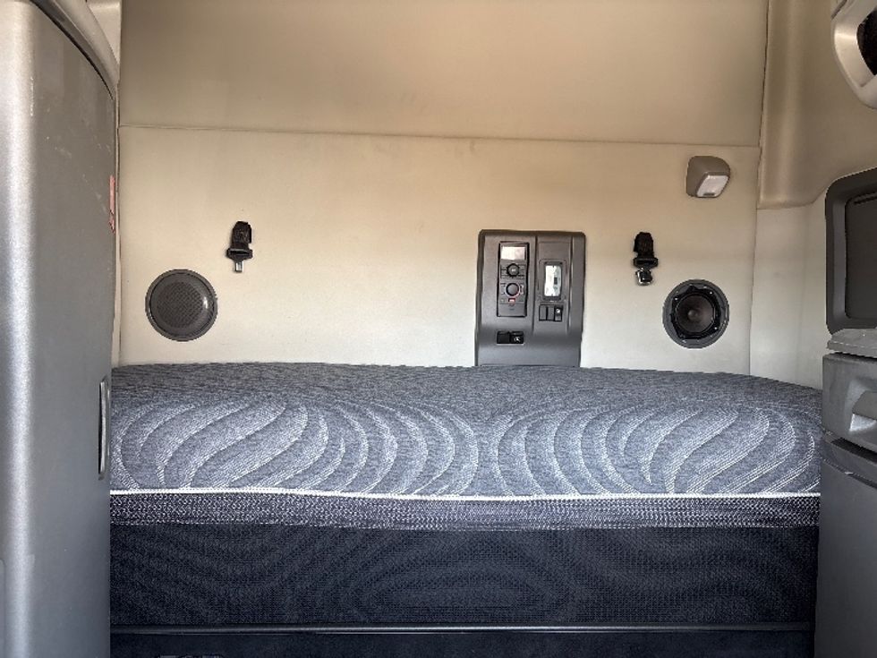Sleeper Tractor-Heavy Duty Tractors-Volvo-2019-VNL42760-Phoenix-AZ-653,157\n\t\tmiles-$ 48,000 - Image 16
