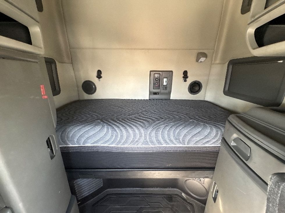 Sleeper Tractor-Heavy Duty Tractors-Volvo-2019-VNL42760-Phoenix-AZ-653,157\n\t\tmiles-$ 48,000 - Image 17
