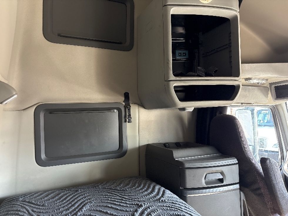 Sleeper Tractor-Heavy Duty Tractors-Volvo-2019-VNL42760-Phoenix-AZ-653,157\n\t\tmiles-$ 48,000 - Image 18