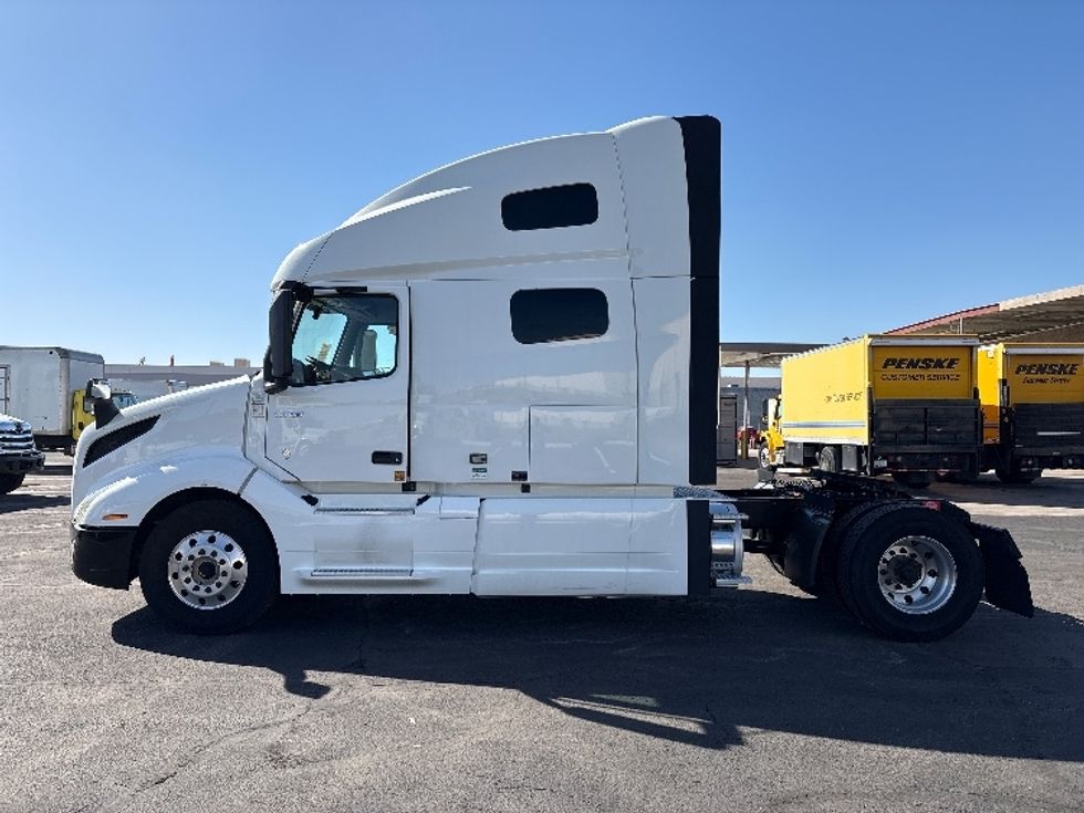 Sleeper Tractor-Heavy Duty Tractors-Volvo-2019-VNL42760-Phoenix-AZ-653,157\n\t\tmiles-$ 48,000 - Image 4