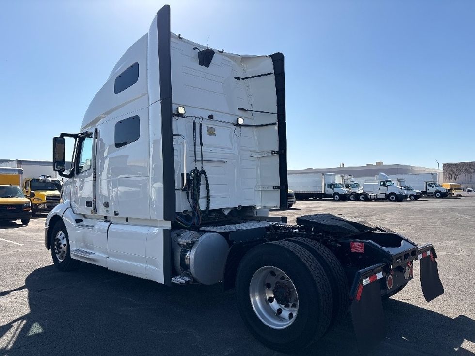 Sleeper Tractor-Heavy Duty Tractors-Volvo-2019-VNL42760-Phoenix-AZ-653,157\n\t\tmiles-$ 48,000 - Image 5