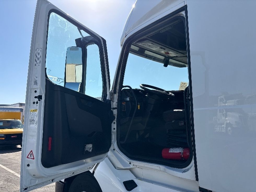 Sleeper Tractor-Heavy Duty Tractors-Volvo-2019-VNL42760-Phoenix-AZ-653,157\n\t\tmiles-$ 48,000 - Image 9