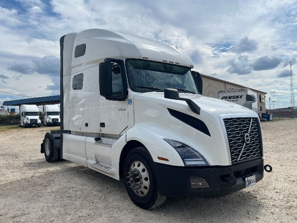 Sleeper Tractor-Heavy Duty Tractors-Volvo-2019-VNL42760-San Antonio-TX-622,647\n\t\tmiles-$ 51,000 - Image 1