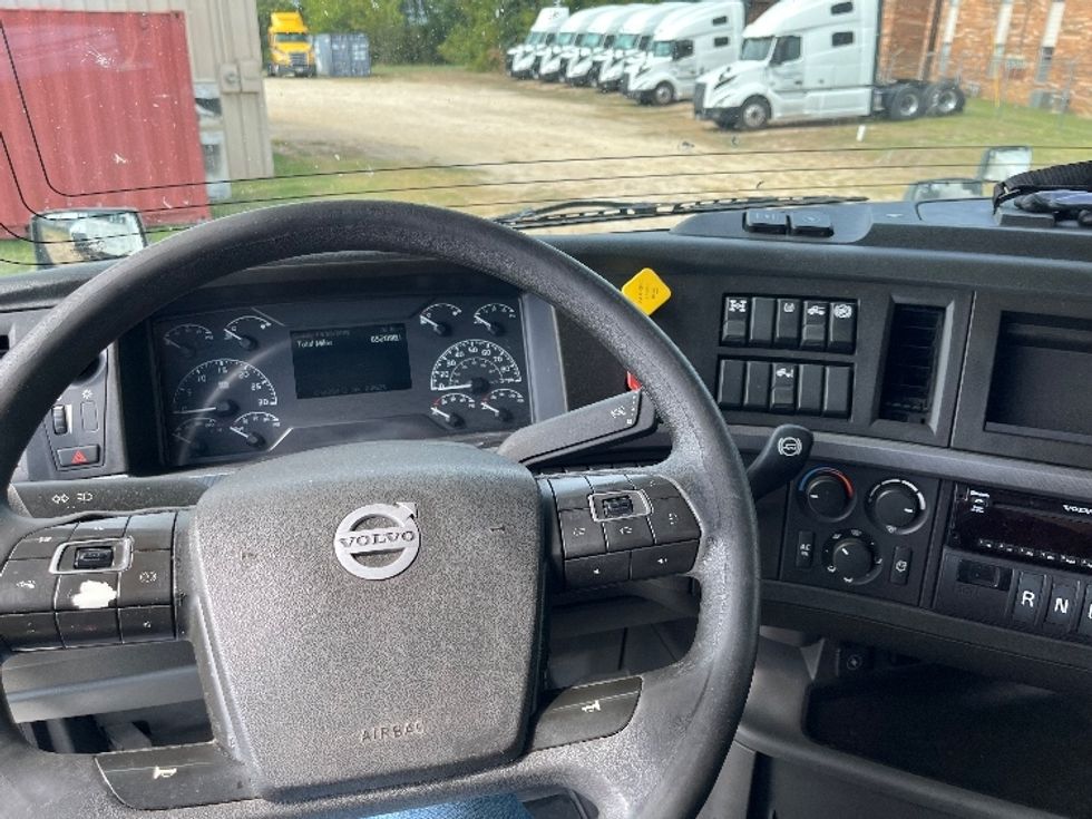 Sleeper Tractor-Heavy Duty Tractors-Volvo-2019-VNL42760-San Antonio-TX-622,647\n\t\tmiles-$ 51,000 - Image 11