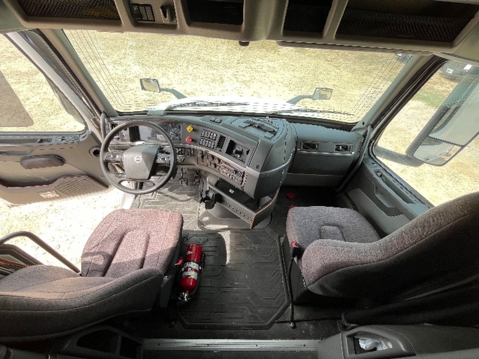 Sleeper Tractor-Heavy Duty Tractors-Volvo-2019-VNL42760-San Antonio-TX-622,647\n\t\tmiles-$ 51,000 - Image 12