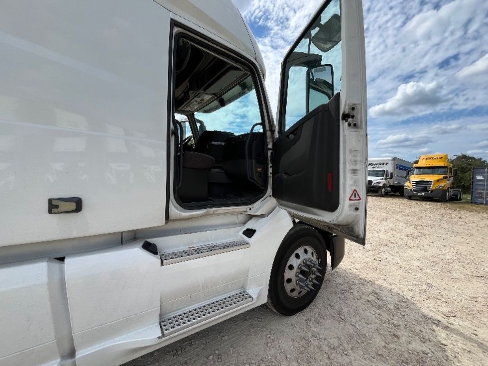 Sleeper Tractor-Heavy Duty Tractors-Volvo-2019-VNL42760-San Antonio-TX-622,647\n\t\tmiles-$ 51,000 - Image 13