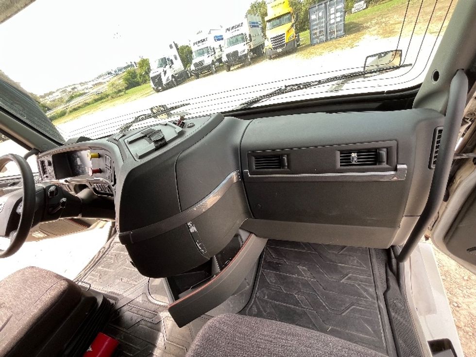 Sleeper Tractor-Heavy Duty Tractors-Volvo-2019-VNL42760-San Antonio-TX-622,647\n\t\tmiles-$ 51,000 - Image 14