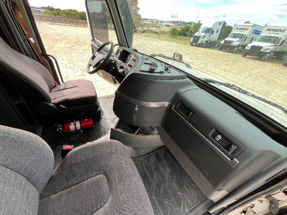 Sleeper Tractor-Heavy Duty Tractors-Volvo-2019-VNL42760-San Antonio-TX-622,647\n\t\tmiles-$ 51,000 - Image 15