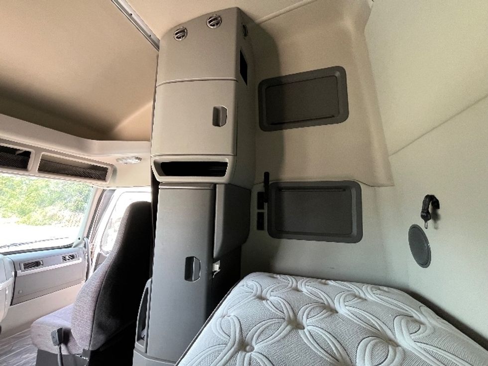 Sleeper Tractor-Heavy Duty Tractors-Volvo-2019-VNL42760-San Antonio-TX-622,647\n\t\tmiles-$ 51,000 - Image 18