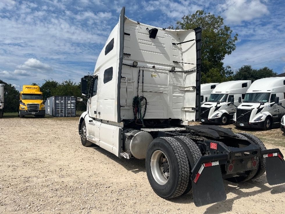 Sleeper Tractor-Heavy Duty Tractors-Volvo-2019-VNL42760-San Antonio-TX-622,647\n\t\tmiles-$ 51,000 - Image 5